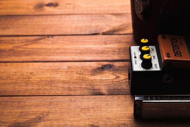 Pedal de guitarra en la mesa de madera