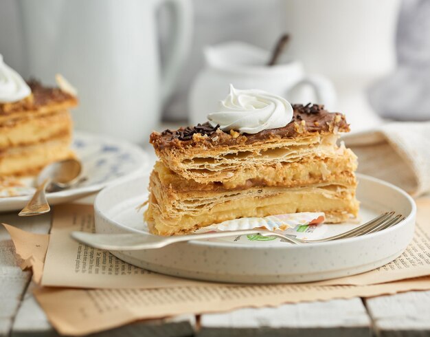 Pedazo de delicioso pastel de milhojas relleno de crema dulce