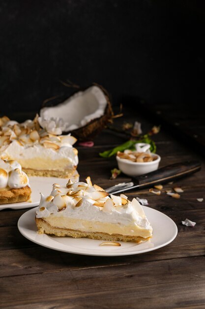 Pedazo de pastel de alto ángulo en un plato