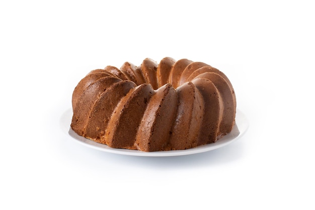 Pedazo de pastel bundt tradicional con pasas aislado sobre fondo blanco.