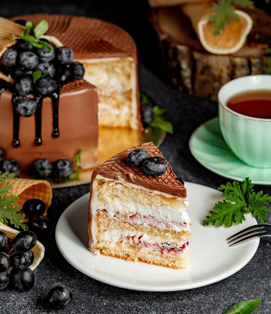 Un pedazo de pastel de chocolate con frutas del bosque