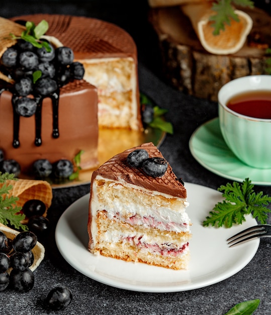 Un pedazo de pastel de chocolate con frutas del bosque