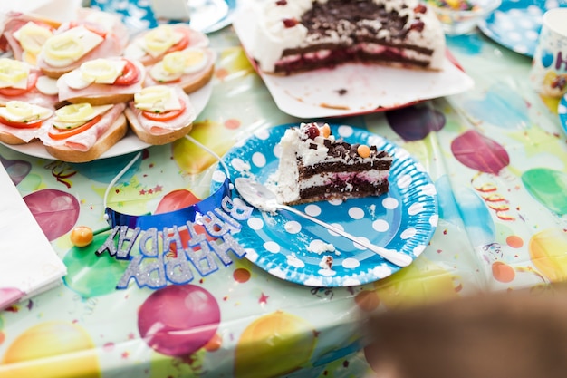 Pedazo de pastel en la fiesta de cumpleaños