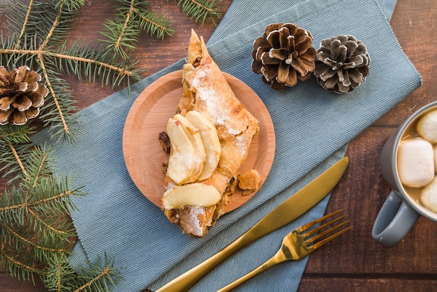 Foto gratuita pedazo de pastel de manzana en un plato