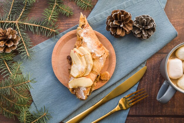 Pedazo de pastel de manzana en un plato