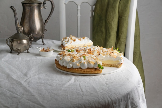 Foto gratuita pedazo de pastel en un plato de ángulo alto