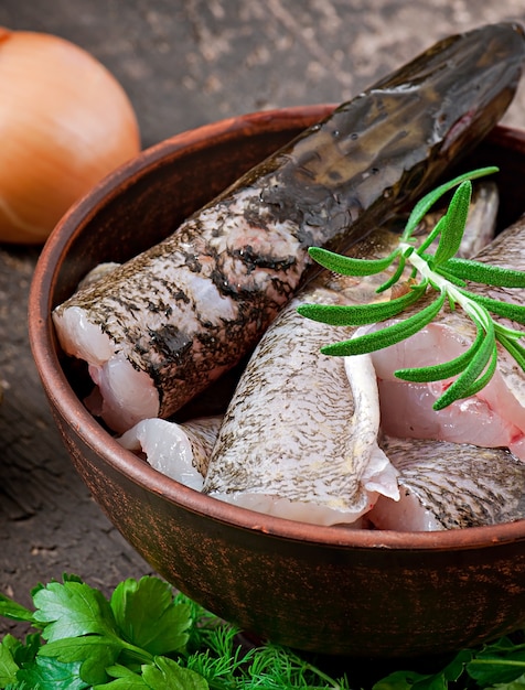 Pedazo de pescado crudo fresco en un tazón