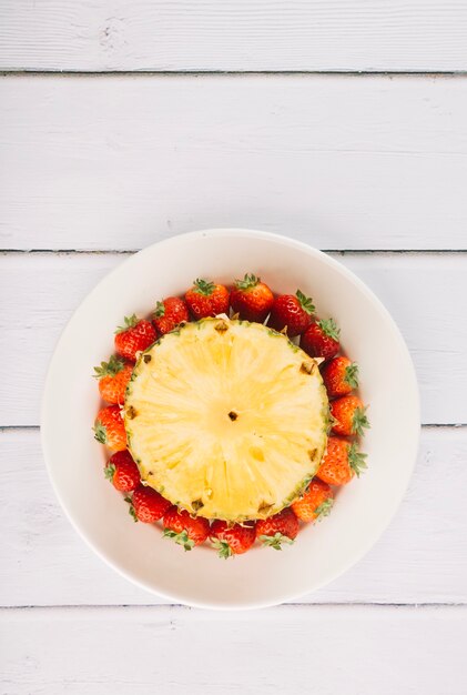 Pedazo de piña en fresas