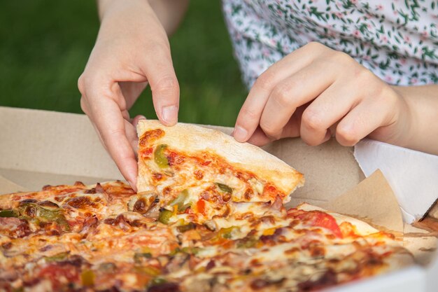 Pedazo de pizza closeup concepto de picnic y relajación