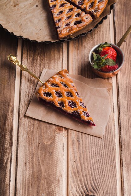 Pedazo de sabrosa tarta de mermelada