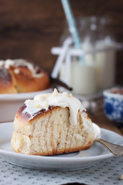 Pedazo de torta con crema