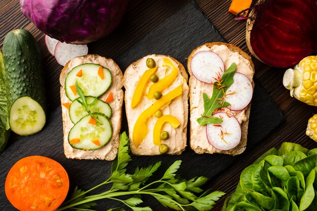 Pedazos de pan con verduras y arreglo de verduras.