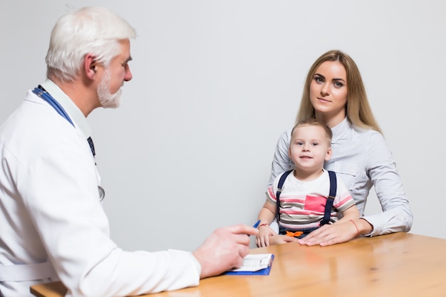 Pediátrico estetoscopio salud posición mesa blanca