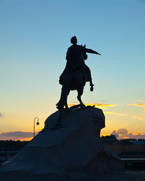 Foto gratuita pedro el grande al amanecer. san petersburgo