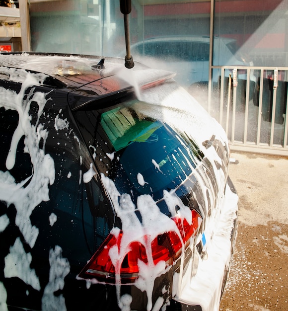 Pegar rociando agua en un automóvil