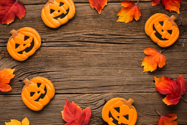 Pegatinas de fiesta de Halloween sobre fondo de madera