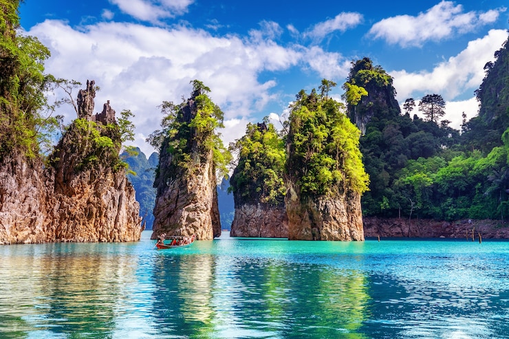 Photo Gratis pegunungan indah di bendungan ratchaprapha di taman nasional khao sok, provinsi surat thani, thailand.