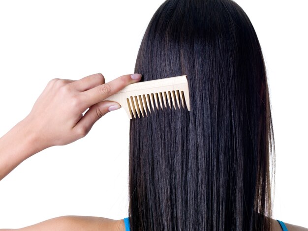 Peinar el cabello femenino largo y liso sano - primer plano