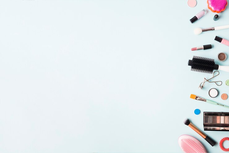 Foto gratuito peines y productos de maquillaje
