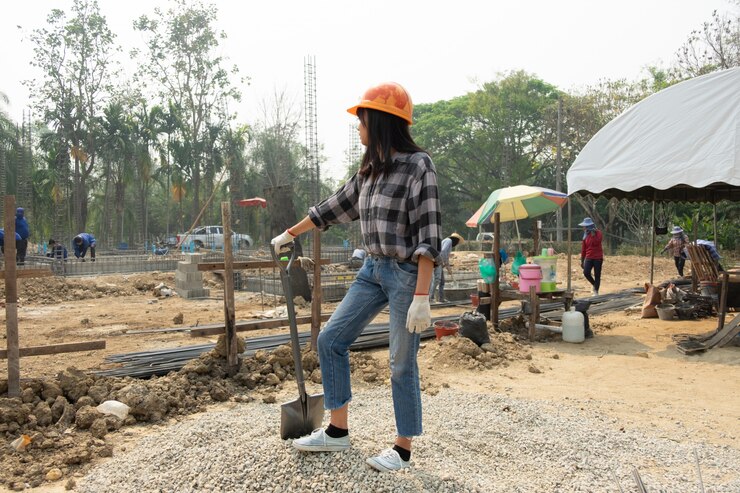 Photo Gratis pekerja konstruksi wanita tangguh di lokasi kerja