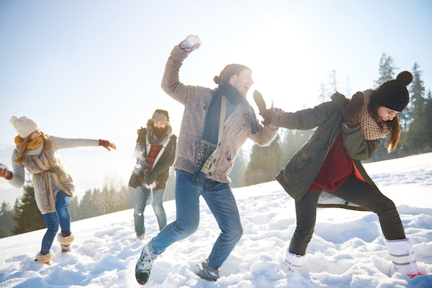 Foto gratuita pelea de nieve en el día soleado