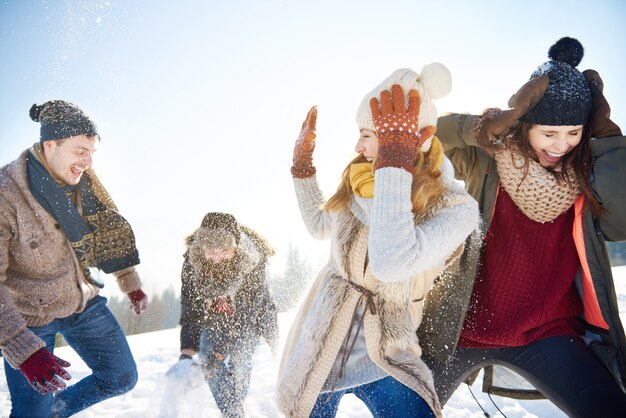 Pelea de nieve entre dos parejas