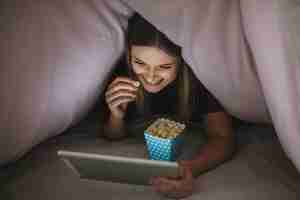 Foto gratuita película de observación alegre de la mujer en la tienda combinada