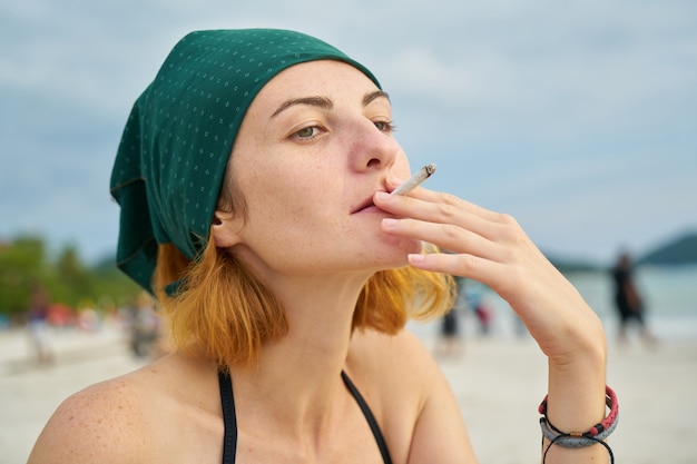 peligro la belleza al aire libre la mujer conceptos