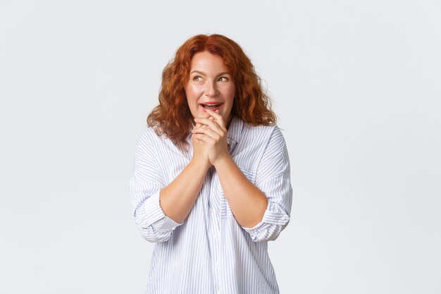 Pelirroja mujer de mediana edad posando