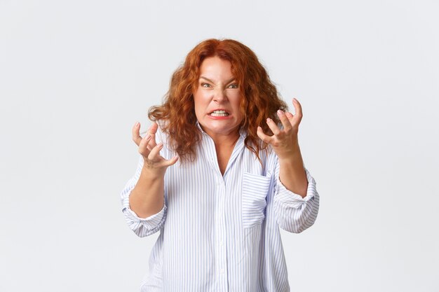 Pelirroja mujer de mediana edad posando