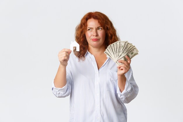 Pelirroja mujer de mediana edad posando