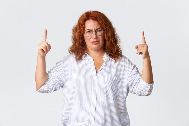 Pelirroja mujer de mediana edad posando