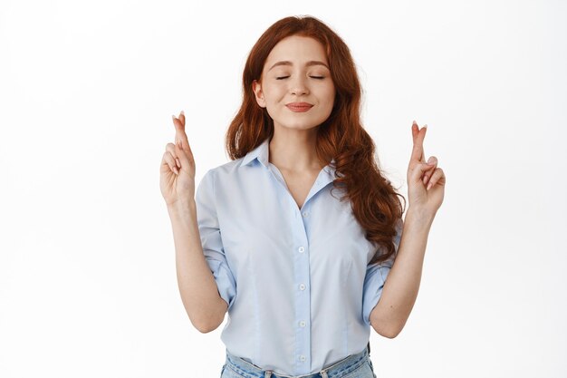 pelirroja, mujer sonriente, esperanzado, en, blanco