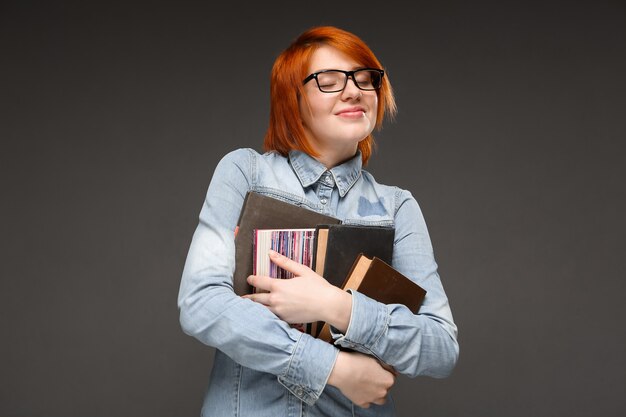 Pelirroja nerd estudiante llevar libros