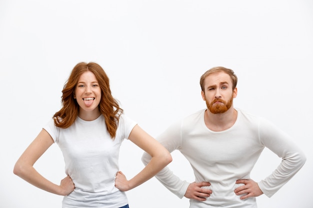 Foto gratuita pelirrojo gracioso hombre y mujer mostrando muecas