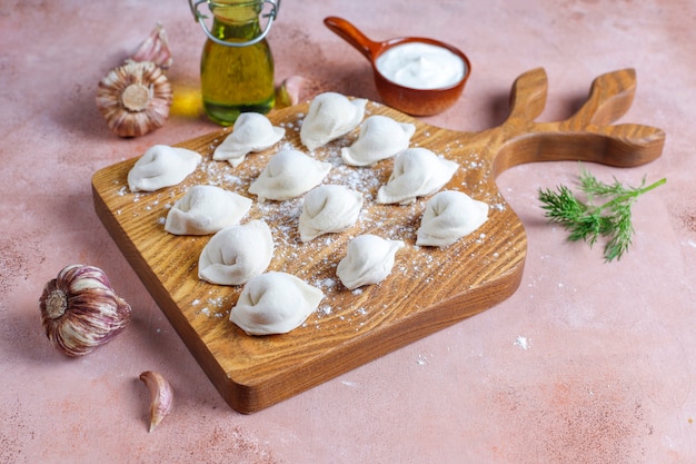 Pelmeni tradicional ruso o albóndigas con carne.