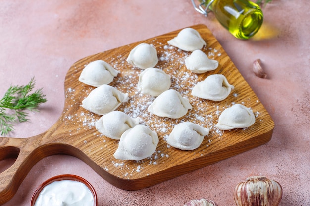 Foto gratuita pelmeni tradicional ruso o albóndigas con carne.