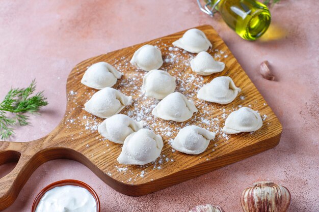 Pelmeni tradicional ruso o albóndigas con carne.