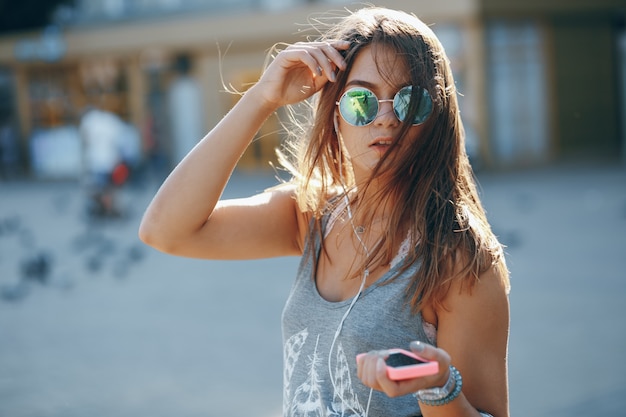 Foto gratuita pelo de moda del retrato del auricular del encanto