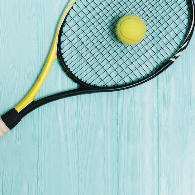 Pelota amarilla, acostado, en, tenis, raqueta