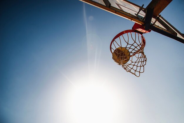 Pelota de baloncesto y respaldo