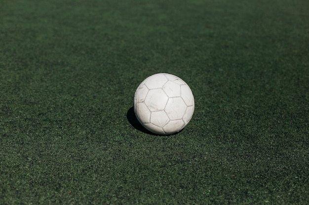 Pelota blanca en campo