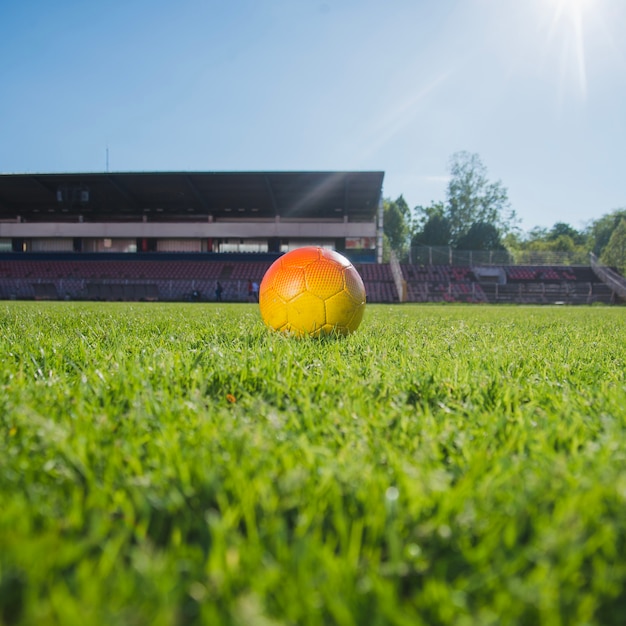 Pelota de fútbol en estadio