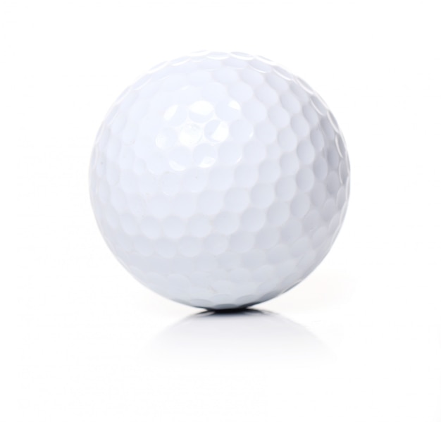 Pelota de golf en blanco