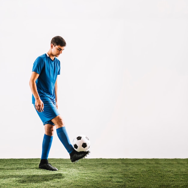 Pelota de malabarismo joven deportista