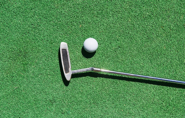 Pelota de minigolf sobre césped artificial. Juego de temporada de verano