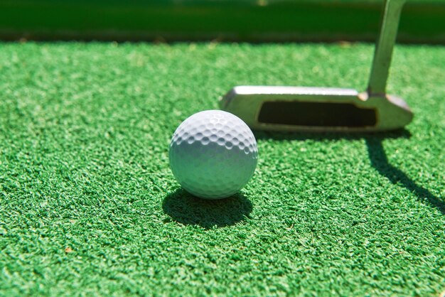 Pelota de minigolf sobre césped artificial. Juego de temporada de verano