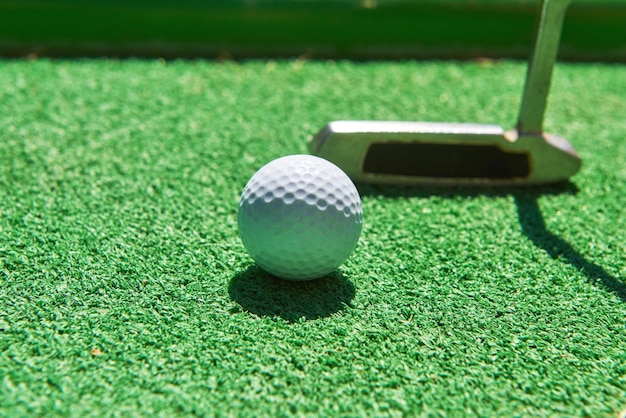 Pelota de minigolf sobre césped artificial. Juego de temporada de verano