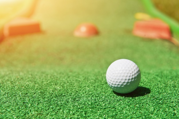 Pelota de minigolf sobre césped artificial. Juego de temporada de verano