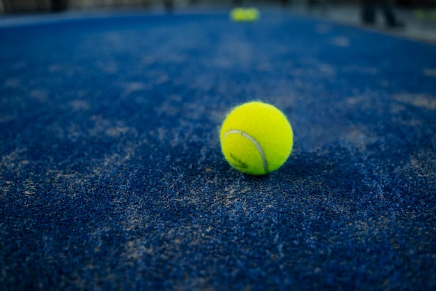 Pelota de tenis de alto ángulo en el piso